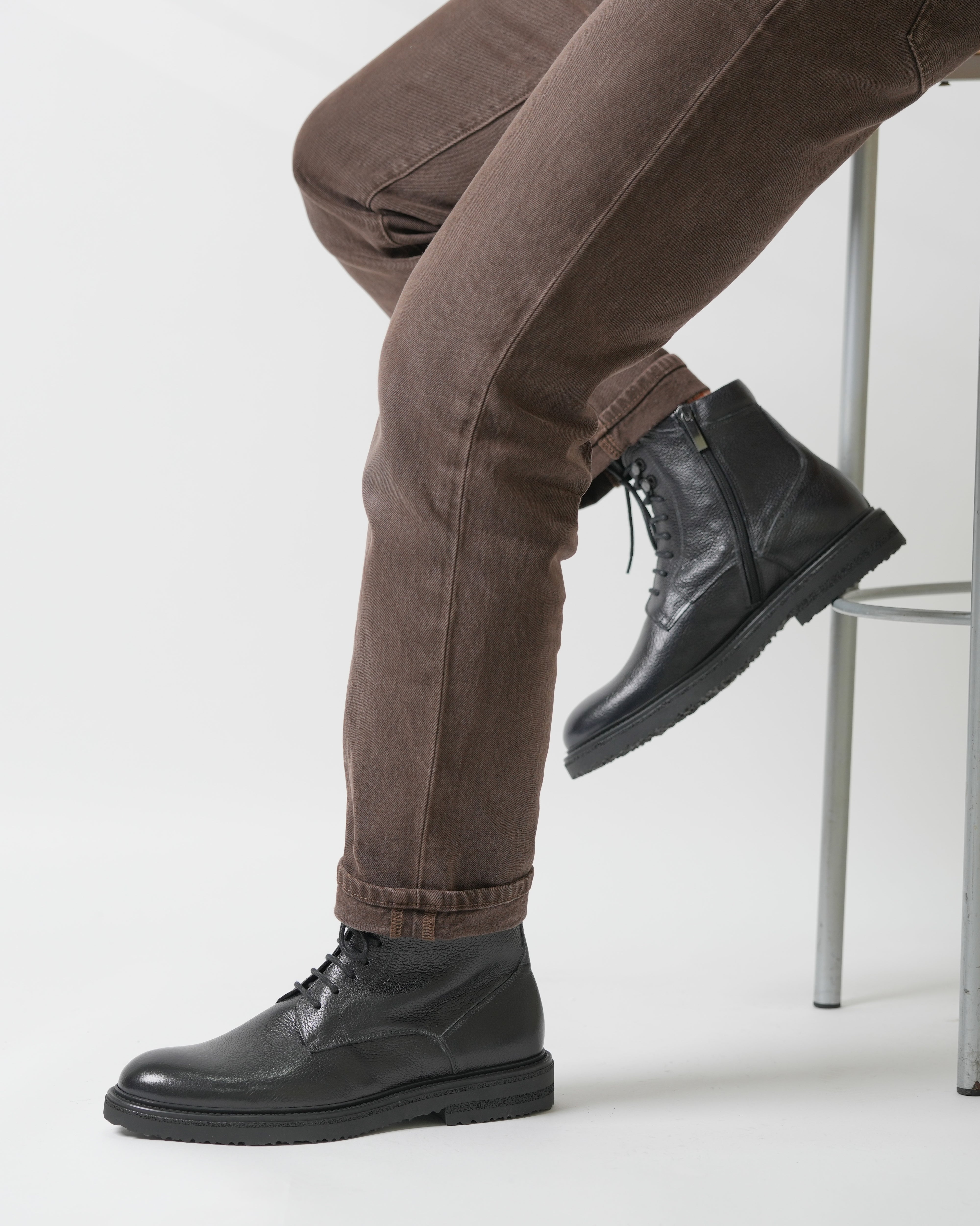 Botas de lujo SHALAPI 1.1 con punta lisa en piel flor en color negro