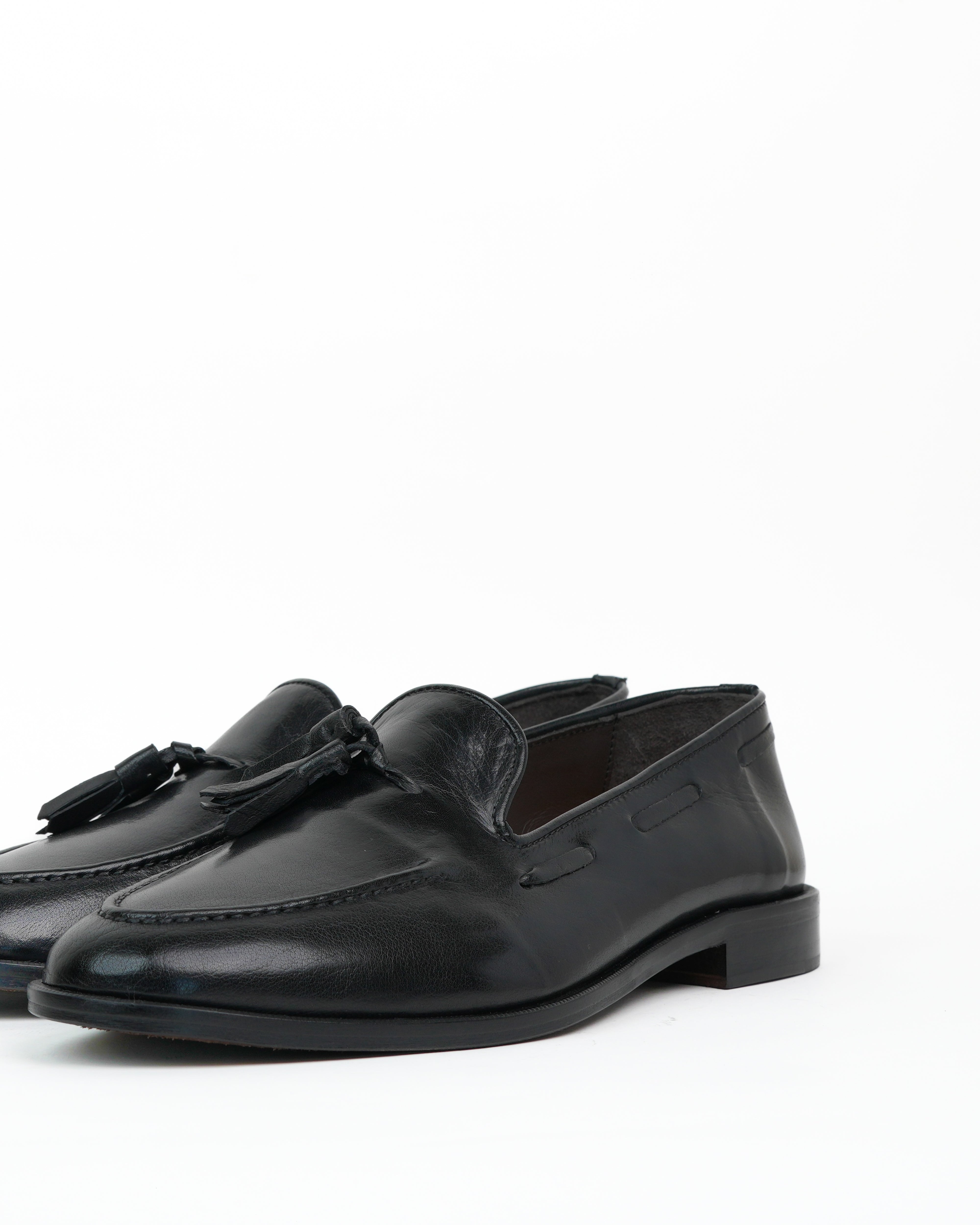 Mocasines con borlas SHALAPI Bari 1.1 para hombre en piel de búfalo en color negro