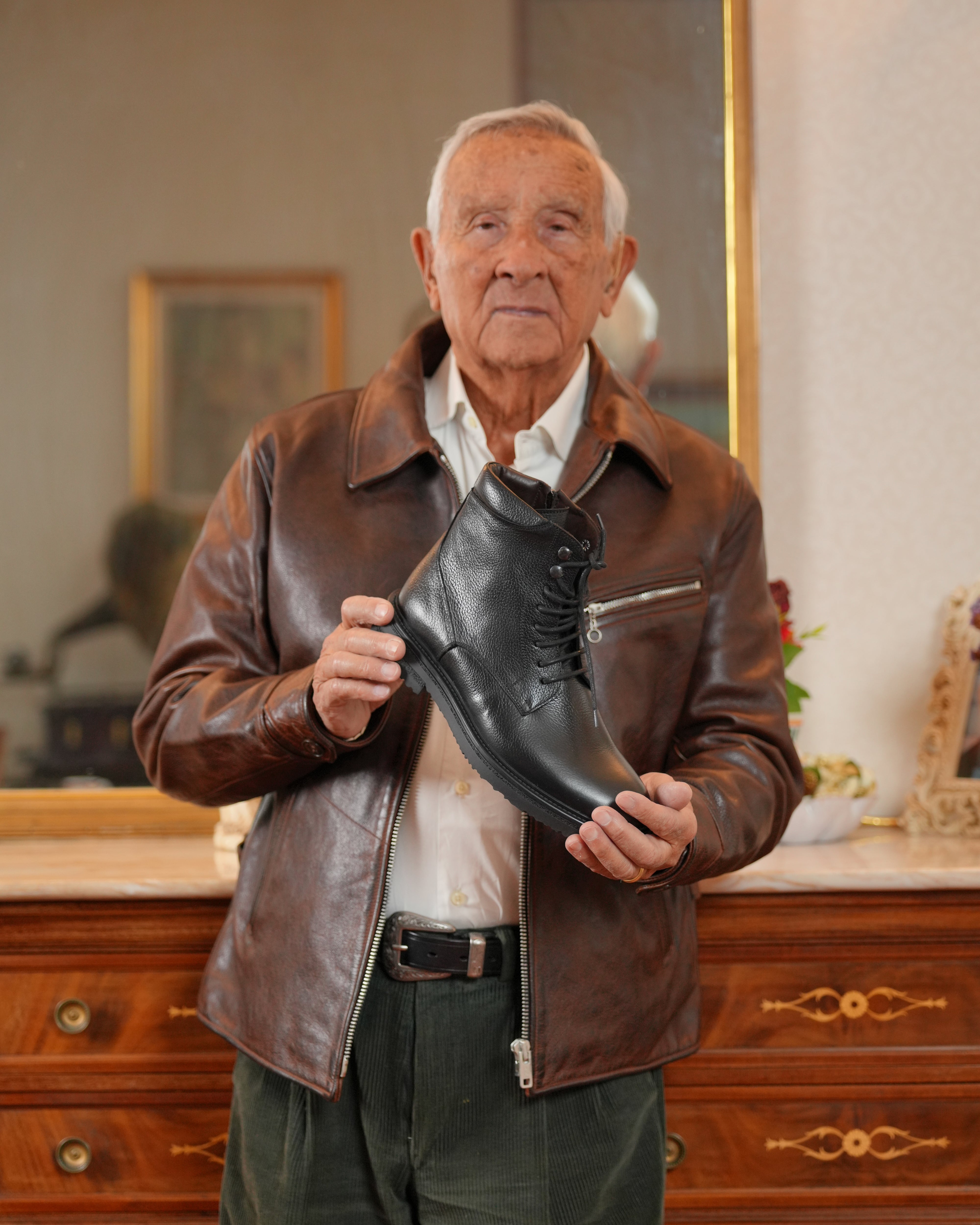 Botas de lujo SHALAPI 1.1 con punta lisa en piel flor en color negro