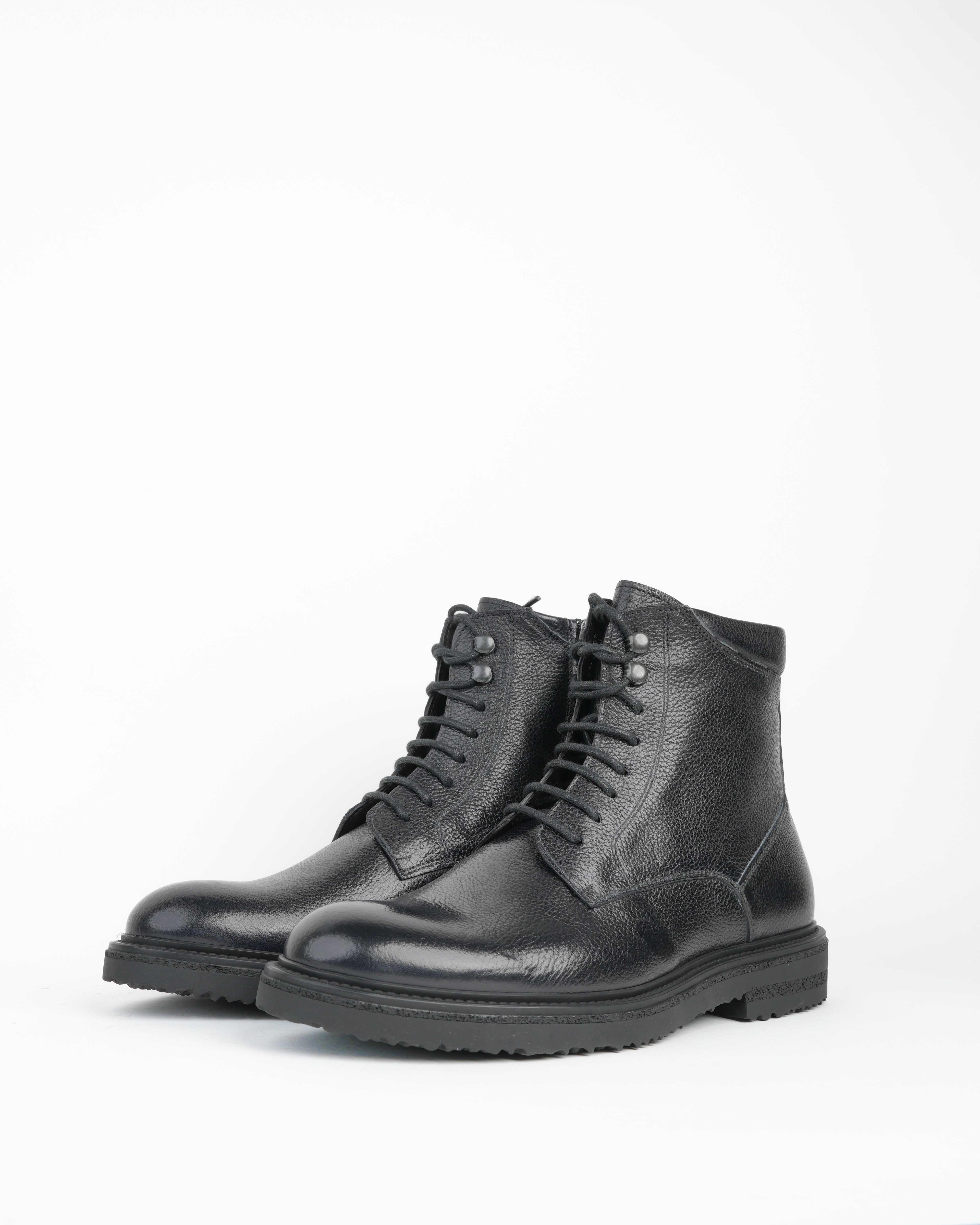 Botas de lujo SHALAPI 1.1 con punta lisa en piel flor en color negro 