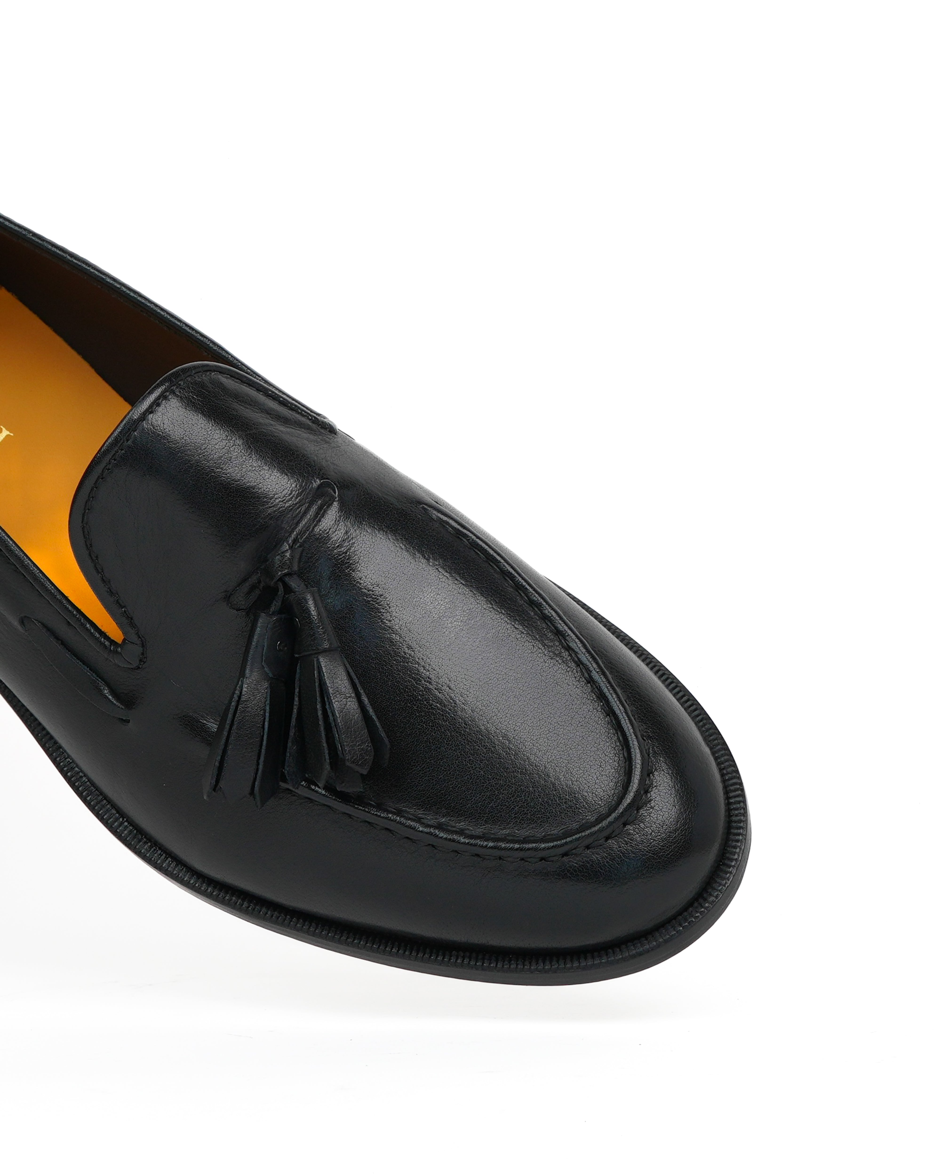 Mocasines con borlas SHALAPI Bari 1.1 para hombre en piel de búfalo en color negro 